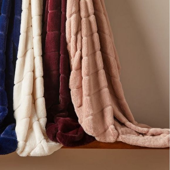 BNIB / Indigo / channelled faux fur throw / BURGUNDY ♥️ - Picture 5 of 5